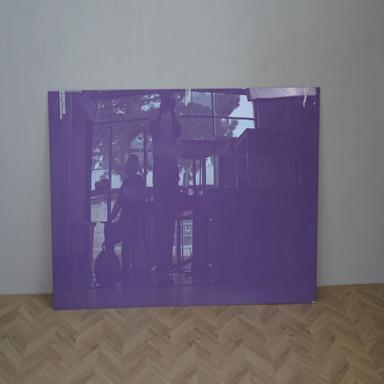 Lintex Chat Board magnetisk glastavle i lilla, 200x120 cm set forfra – elegant whiteboard til møde- og konferencerum.