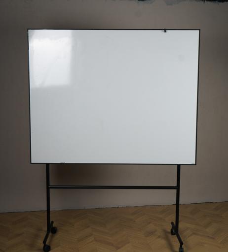Lintex ONE mobil whiteboard i hvid med emaljeret skriveflade og flipoverkroge – set forfra