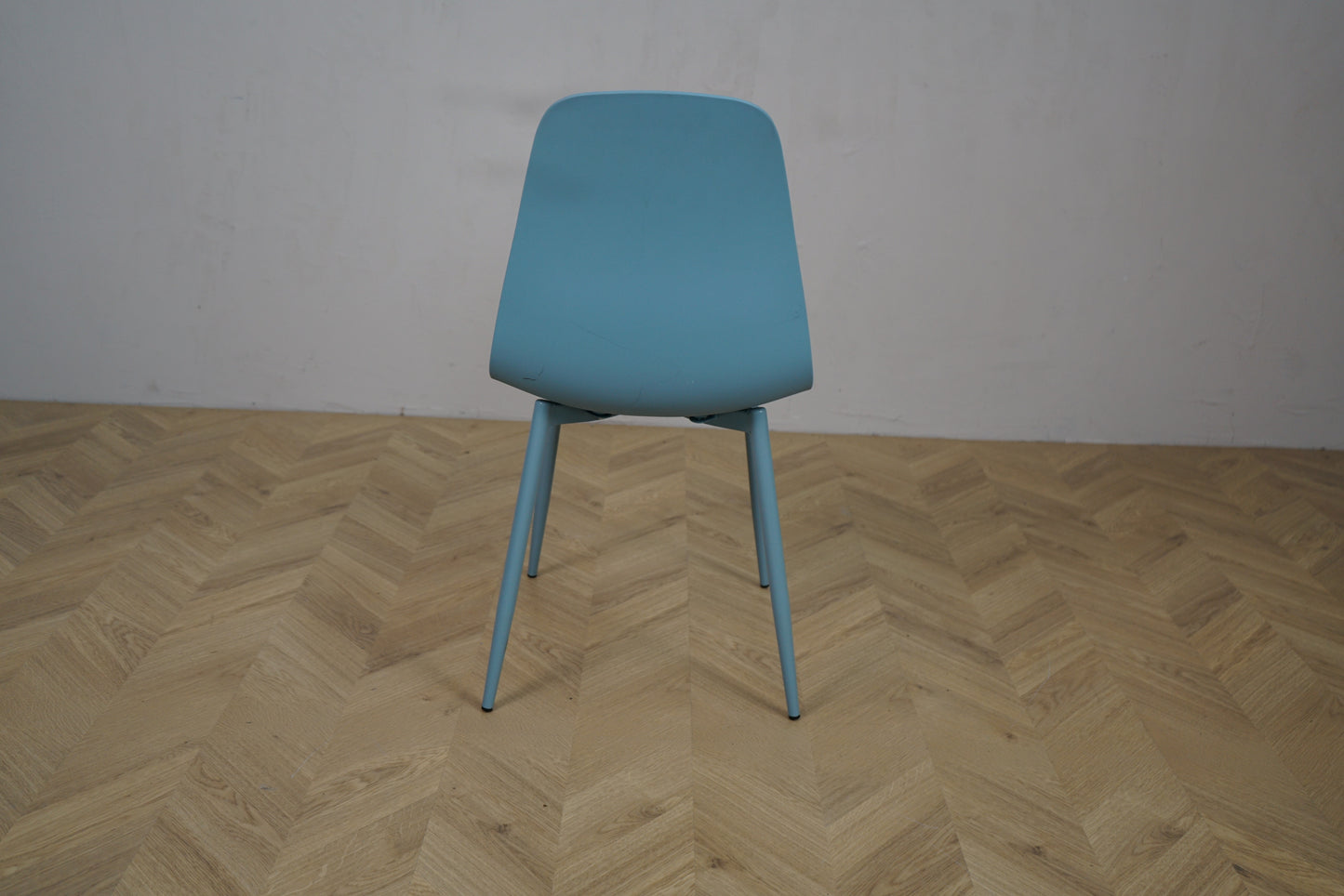 Lite kantinestol i pastelblå skandinavisk stil set bagfra – minimalistisk design med glatte linjer.