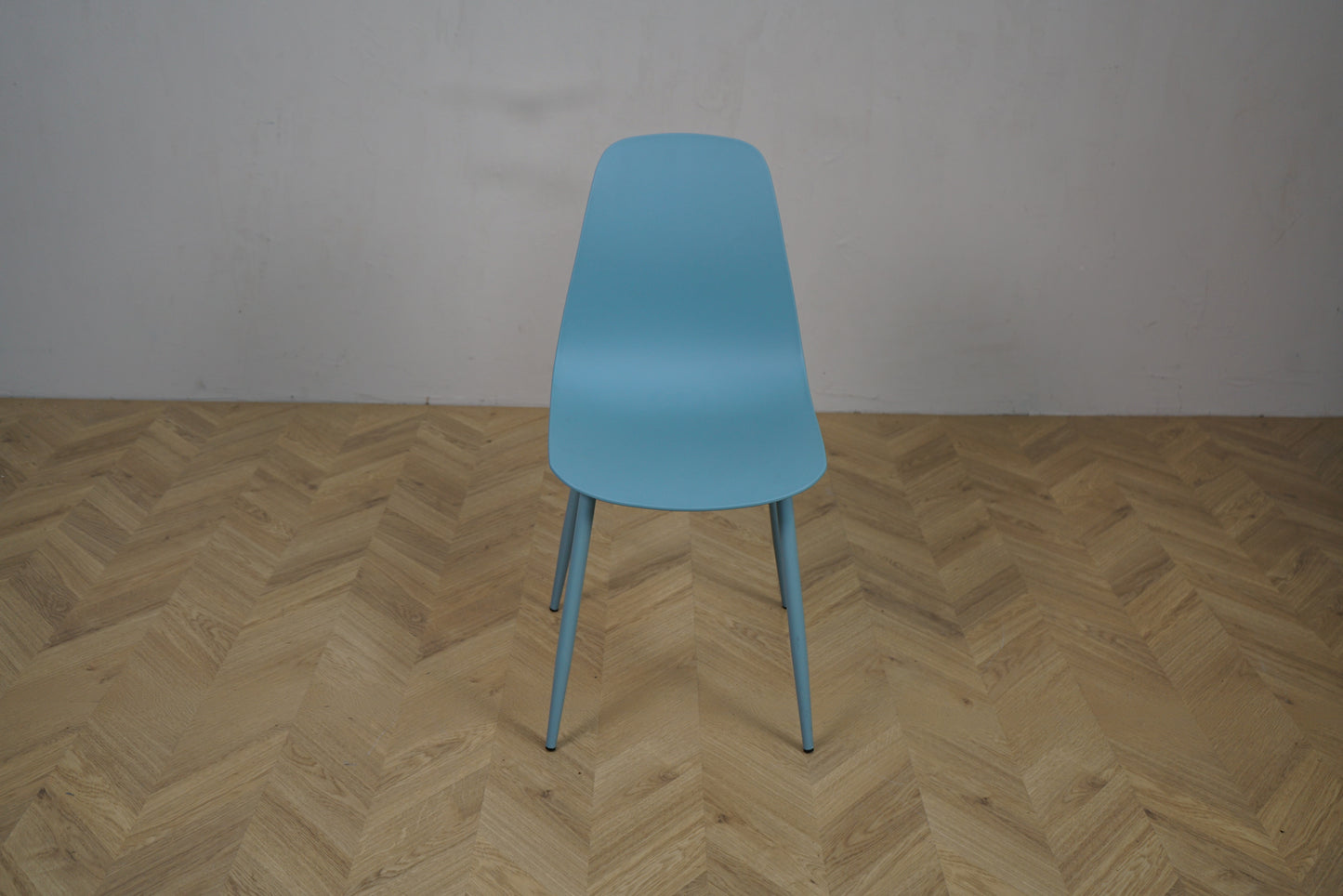 Lite kantinestol i pastelblå skandinavisk design set forfra – enkel og stilren stol til kantine, møde- eller spiserum.