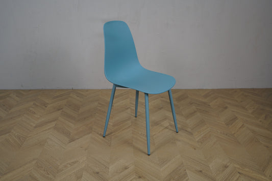 Lite kantinestol i pastelblå skandinavisk stil set fra skrå vinkel – elegant og moderne spise- og mødestol.