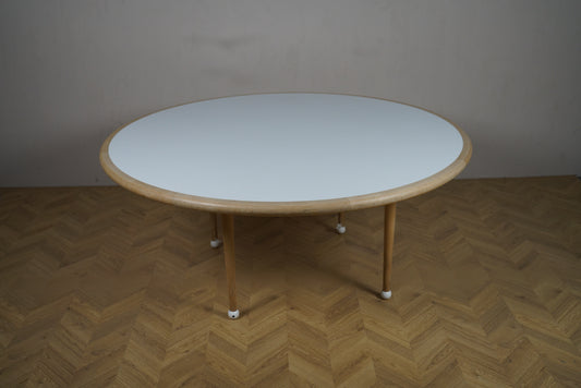 Lite rundt bord Ø160 cm set forfra – hvid bordplade med massiv trækant og træben.