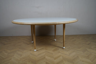 Lite rundt bord Ø160 cm set fra siden – viser bordets højde og solide træben.