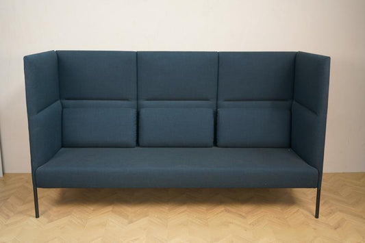 Frontbillede af mørkeblå LK Hjelle FourUs kontorsofa med mål 232x79x134 cm, designet til kontormiljøer.
