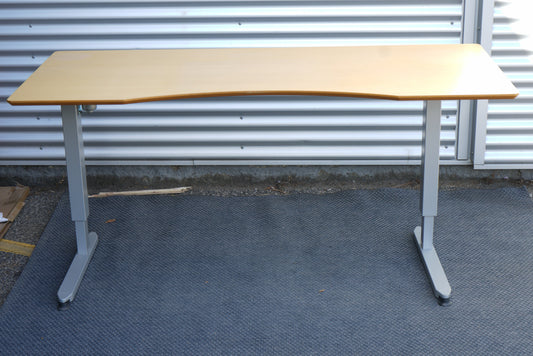 Lomax hæve-sænkebord 180x90 cm i lyst træ med grå stel – ergonomisk skrivebord set forfra