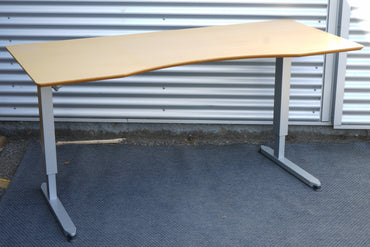 Ergonomisk Lomax hæve-sænkebord 180x90 cm – skrivebord i lyst træ og grå stel set fra skrå vinkel