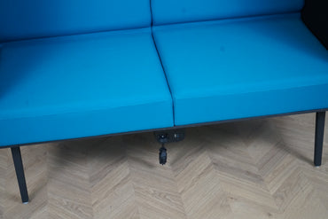 Detalje af Longo sofa i turkis med strømudtag og USB – set ovenfra