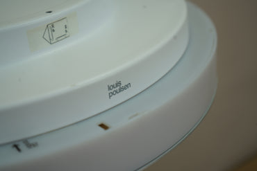 Louis Poulsen loftlampe Ø40 detalje med logo og hvid aluminiumsramme