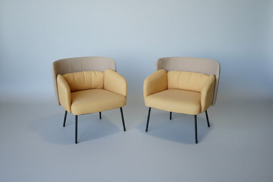 Mørkegul lænestol fra loungesæt – frontvisning