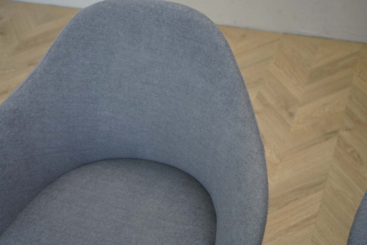 Close up af grå polstring på loungestol med stålstel