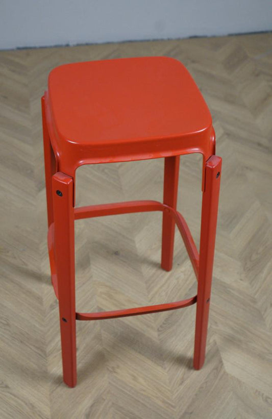 MAGIS Steelwood højstol i rød set forfra – designet af Ronan & Erwan Bouroullec, fås i 69 og 79 cm højde.