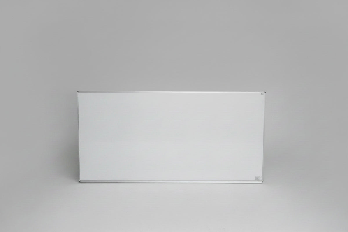 Hvidt magnetisk whiteboard med aluramme og beslag set forfra