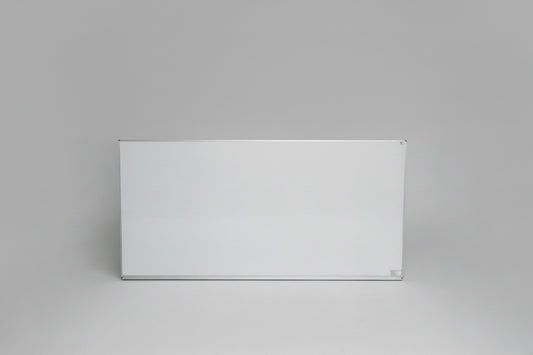 Hvidt magnetisk whiteboard med aluramme og beslag set forfra