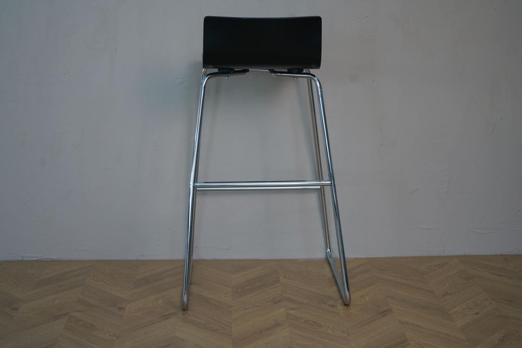 Bagside af Magnus Olesen højstol i sort – moderne dansk design til erhverv og hjem.
