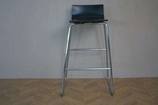 Frontvisning af Magnus Olesen højstol i sort med elegant og minimalistisk design.