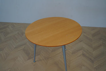 Ovenfra visning af Magnus Olesen kaffebord i bøg med diameter 40 cm – tidløst design til kaffestue og lounge.