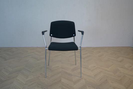 Magnus Olesen Pause konferencestol i sort Fame-stof med armlæn – set forfra