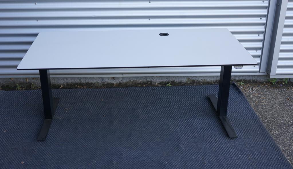 Frontvisning af Martela hæve-sænkebord i 160x80 cm med hvid bordplade, sort stel og skjult kabelstyring med låg.