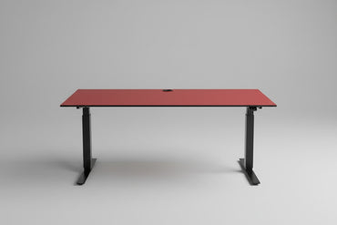Martela hæve-sænkebord i rød linoleum 160x80 cm set fra front – stilrent kontorbord med højdejustering og kabelgennemføring.