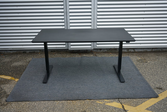 Martela hæve-sænkebord i sort linoleum 130x80 cm set forfra