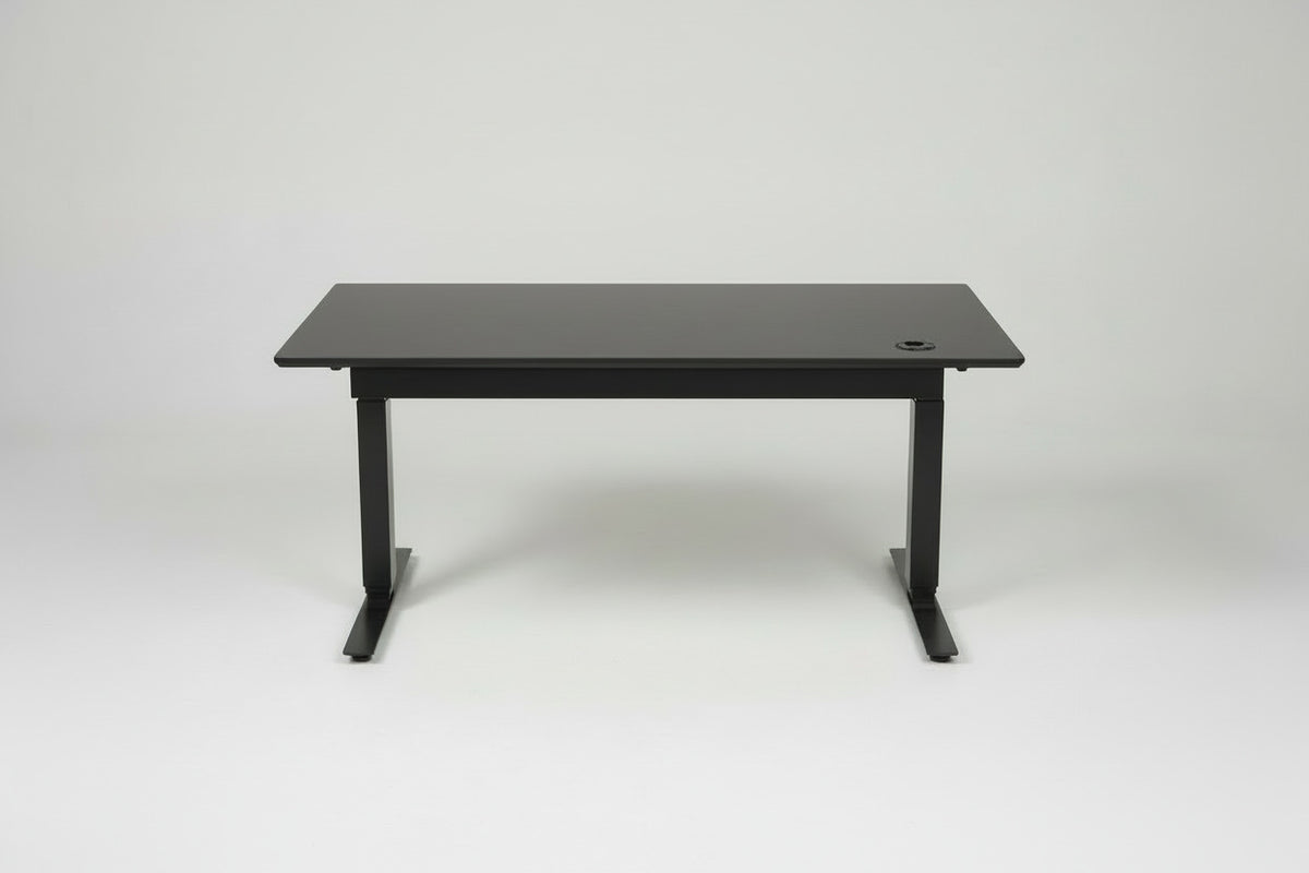 Martela hæve-sænkebord set fra siden – elegant og funktionelt design.