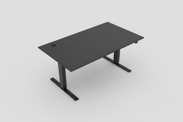 Skrivebord fra Martela set fra skrå vinkel – sort bordplade og stel.