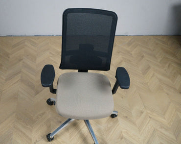 Top-down visning af Martela kontorstol, der viser sæde, armlæn og stolens formgivning.