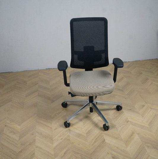 Martela kontorstol i beige og sort set fra siden, med mesh-ryg og justerbare armlæn.