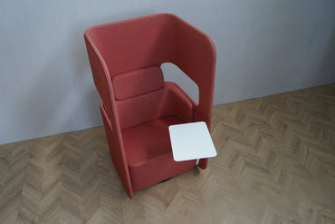 Close up af Martela PodSeat rød stol med polstring og integreret bord