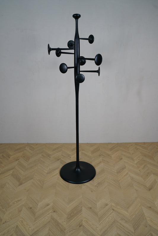 Mater Trumpet stumtjener designet af Space Copenhagen i sortlakeret aluminium set forfra.