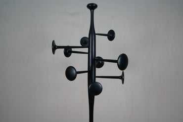 Mater Trumpet stumtjener i sort aluminium med ni skiver i tre størrelser, designet af Space Copenhagen.