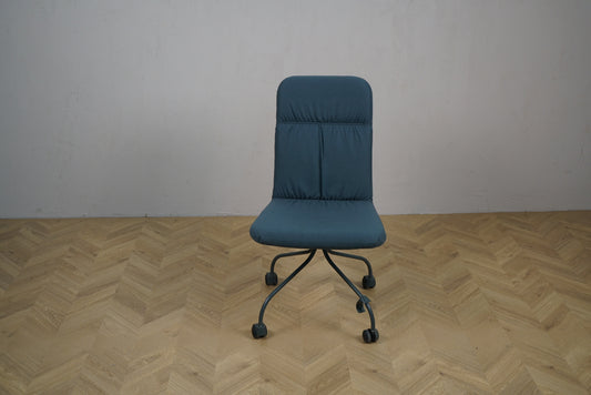 Materia blå arbejdsstol set forfra – stol på hjul med polstret sæde og ryglæn