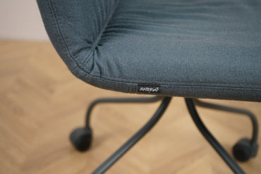 Materia blå arbejdsstol set fra siden – komfortabel stol med tekstilbetræk