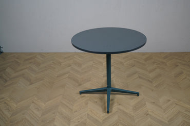 Materia Uni kaffebord Ø80 i blå set på afstand – stilrent design med rund bordplade og høj kvalitet.