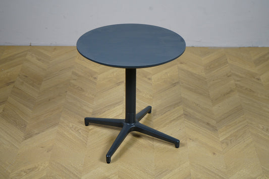 Materia UNI sofabord Ø50 cm i grå laminat med faskant og gråt stel set forfra – elegant rundt sidebord H:50 cm til lounge og kontor.