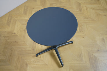 Rundt Materia UNI bord Ø50 cm set ovenfra – grå laminatplade med faskant og stilrent gråt stel, perfekt som sofabord eller sidebord.