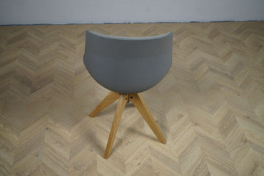 MDF Italia Flow Chair set bagfra – elegant kurvet skal med brunbejdset egetræsstel og eksklusivt design.