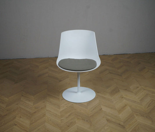 MDF Italia Flow Chair i hvid med stilkbase og 360 graders drejefunktion – set forfra.