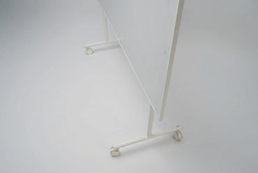 Nærbillede af stålkeramisk whiteboardtavle med hvid ramme til kontor, mødelokale og undervisning.