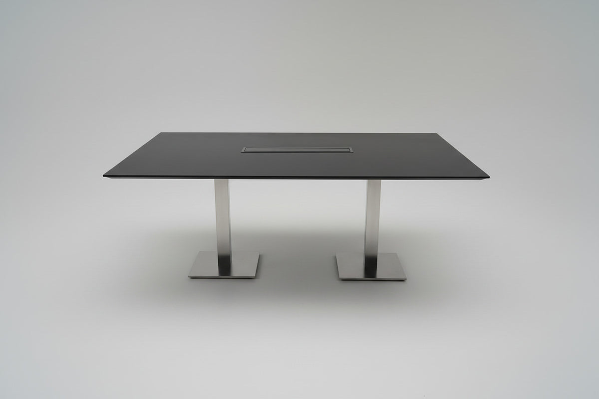 Konferencebord 180x130 cm i sort nano laminat med affaset kant og krom stel set forfra