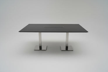 Konferencebord 180x130 cm i sort nano laminat med affaset kant og krom stel set forfra