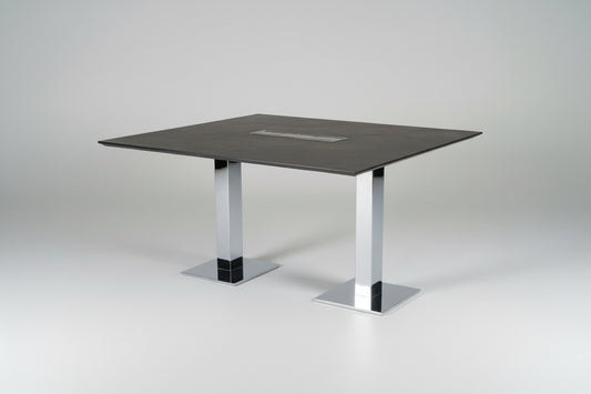 Mødebord 180x130 cm i sort nano laminat med kabelgennemføring og krom stel set skråt forfra