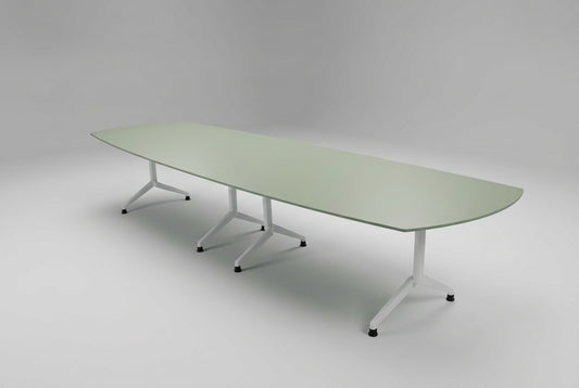 Moderne konferencebord i salviegrøn linoleum med affaset kant og hvidt metalstel set skråt.