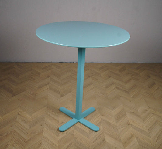 Montana lyseblå cafébord med rund bordplade på 90 cm – stilrent og robust højbord til hjem eller kontor.