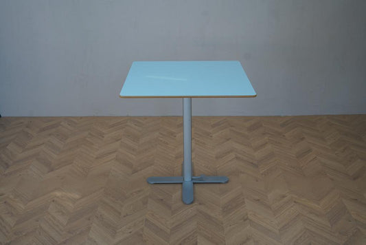 MONTANA hæve-sænkebord 60x60 cm i turkis set forfra – stilrent café- og mødebord