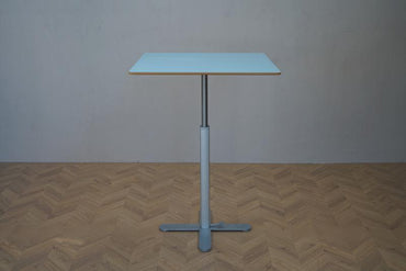 MONTANA hæve-sænkebord 60x60 cm i turkis set på afstand – ideelt til kantine eller lounge