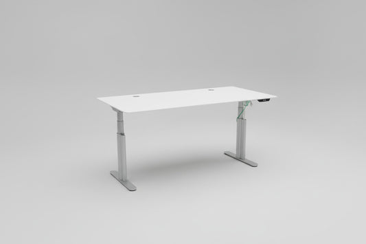 Montana hæve-sænkebord set forfra i hvid med sølvgråt stel og to kabelgennemføringer, 180x90 cm.