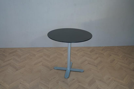 Montana hæve-sænkebord Ø80 cm med sort bordplade og gråt stel set forfra – stilrent rundt cafébord