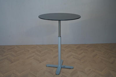 Montana Multi hæve-sænkebord Ø80 cm set på afstand – perfekt til møde, lounge eller kantine