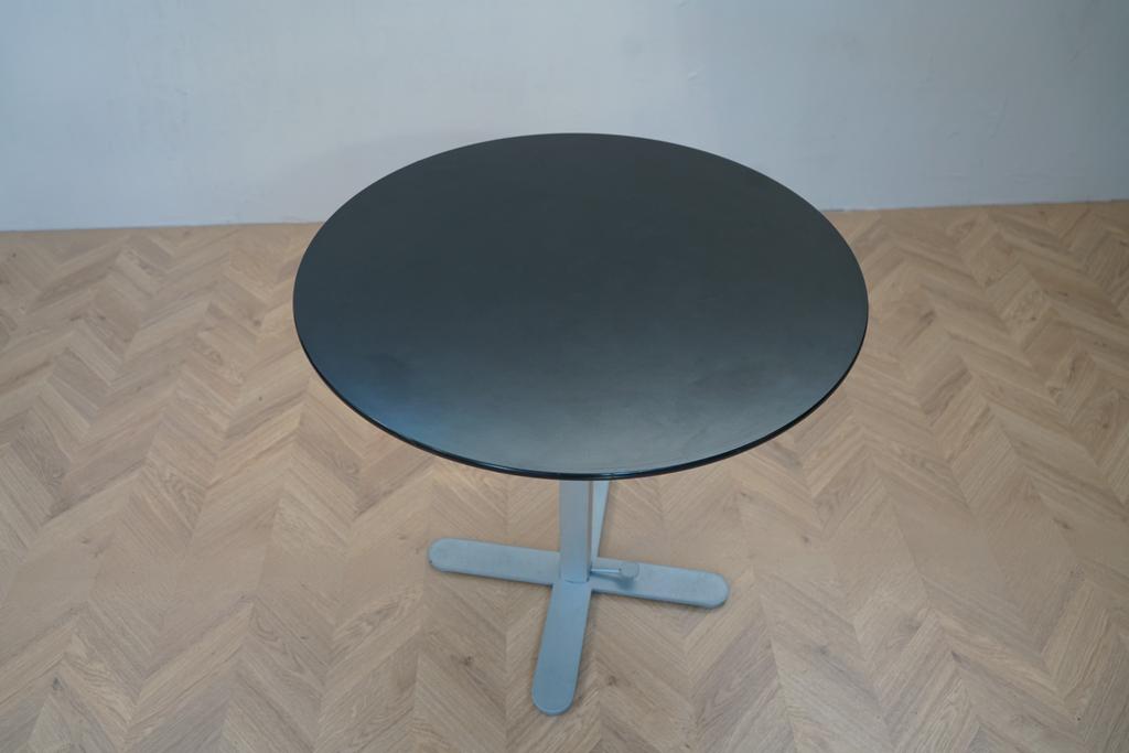 Rundt Montana hæve-sænkebord Ø80 cm set ovenfra – sort bordplade med elegant gråt stel